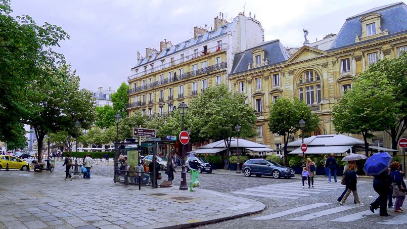 La place Saint-Germain-des-Prés. Crédit: Wikimedia.