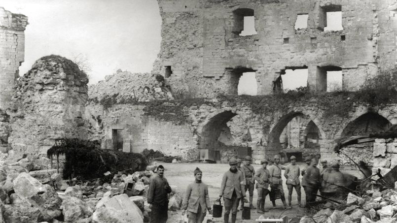 Soldats francais du 407e regiment d’Infanterie a la corvee de soupe à Coucy le Château, le 1er avril 1918.