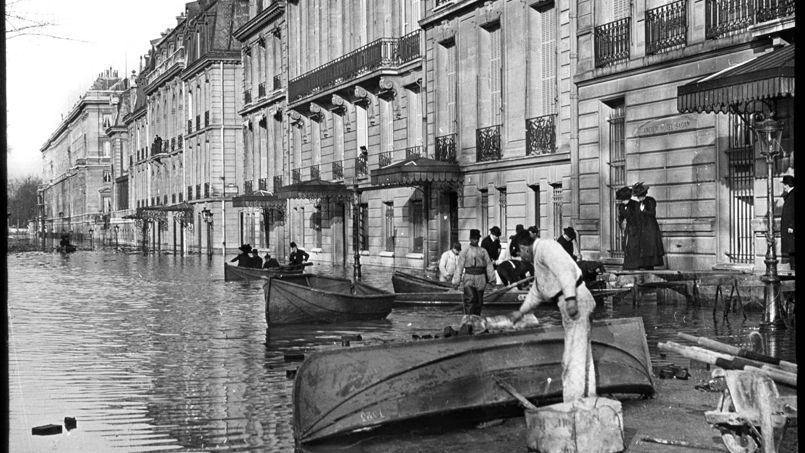 En janvier 1910, les barques s’avèrent nécessaires pour se déplacer dans certains quartiers de Paris.