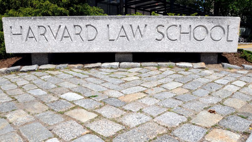 Lire article La prestigieuse fac de droit de Harvard va devoir changer de blason