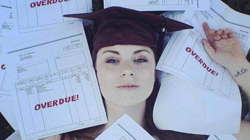 Lire article Remise de diplôme : une étudiante américaine pose noyée sous les factures