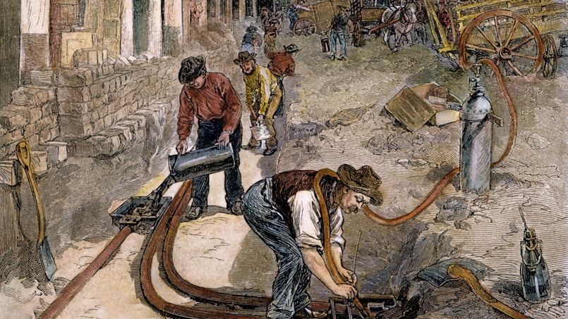Installation des tuyaux qui vont contenir les câbles permettant d’alimenter en électricité les maisons et immeubles de New York (gravure de 1882).