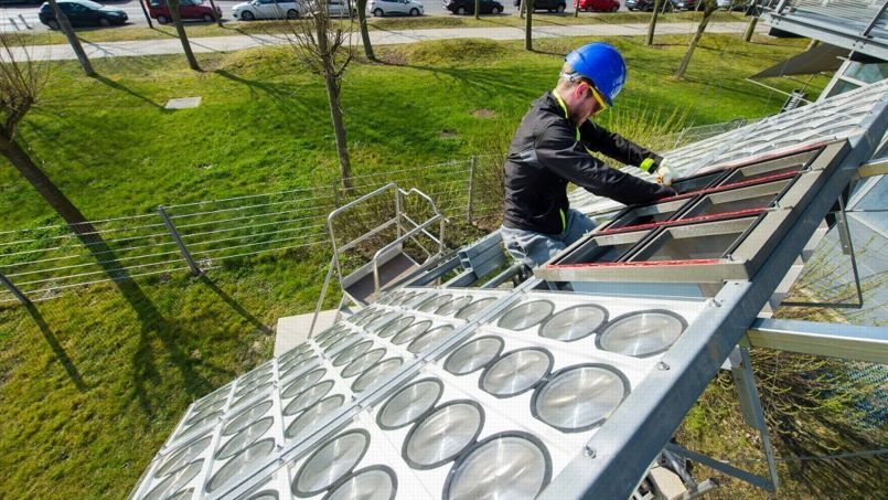 L’installation des capteurs solaires à l’École des Ponts ParisTech, Champs-sur-Marne. Crédit photo: ECHY 2015