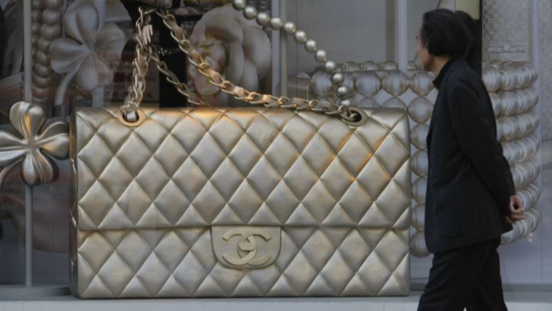 Avec ce format géant, ce sac Chanel se rapproche du format d’une chambre de bonne parisienne.