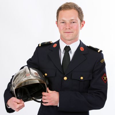 Étienne en uniforme de pompier © Jérémy Barande / École polytechnique
