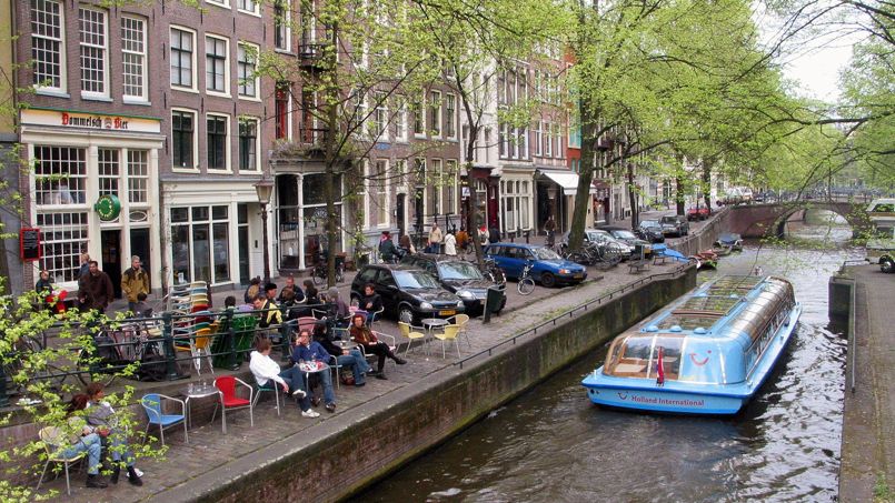 Très touristique, Amsterdam accueille chaque année 17 millions de voyageurs, pour 830.000 habitants.