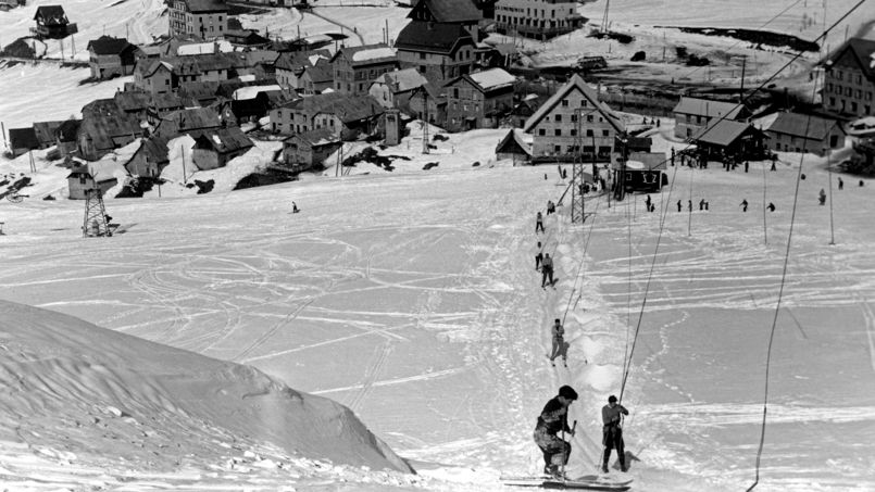 C’est à l’Alpe d’Huez qu’a été ouvert en 1936 le premier téléski à perches de Jean Pomagalski, créateur de la société Poma <i>(ici, photo d’archives de 1947)</i>.