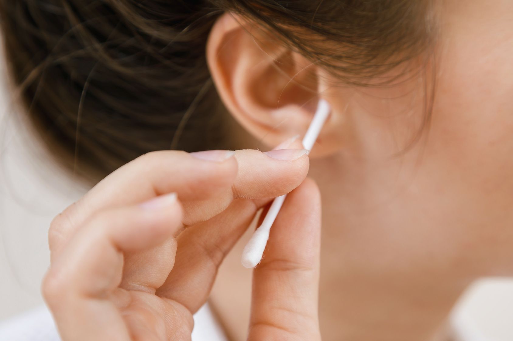 Cotons-tiges bientôt interdits : comment se nettoyer les oreilles ?