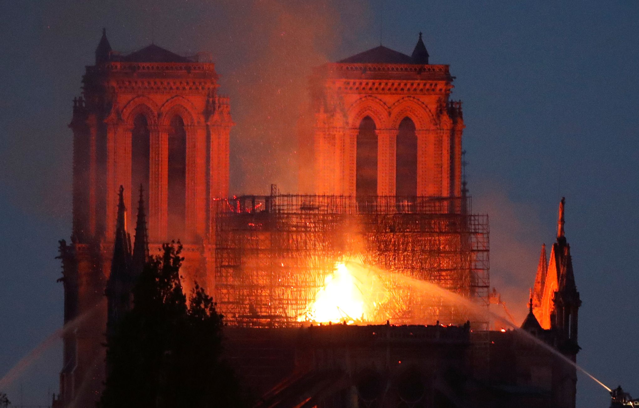 Afford Earthenware Compete Notre-Dame en flammes: «La foudre s'est abattue sur notre demeure commune!»