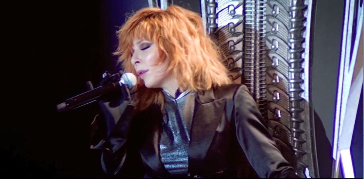 Et Soudain Mylene Farmer Descendit Du Ciel Et Marcha Sur Les Eaux