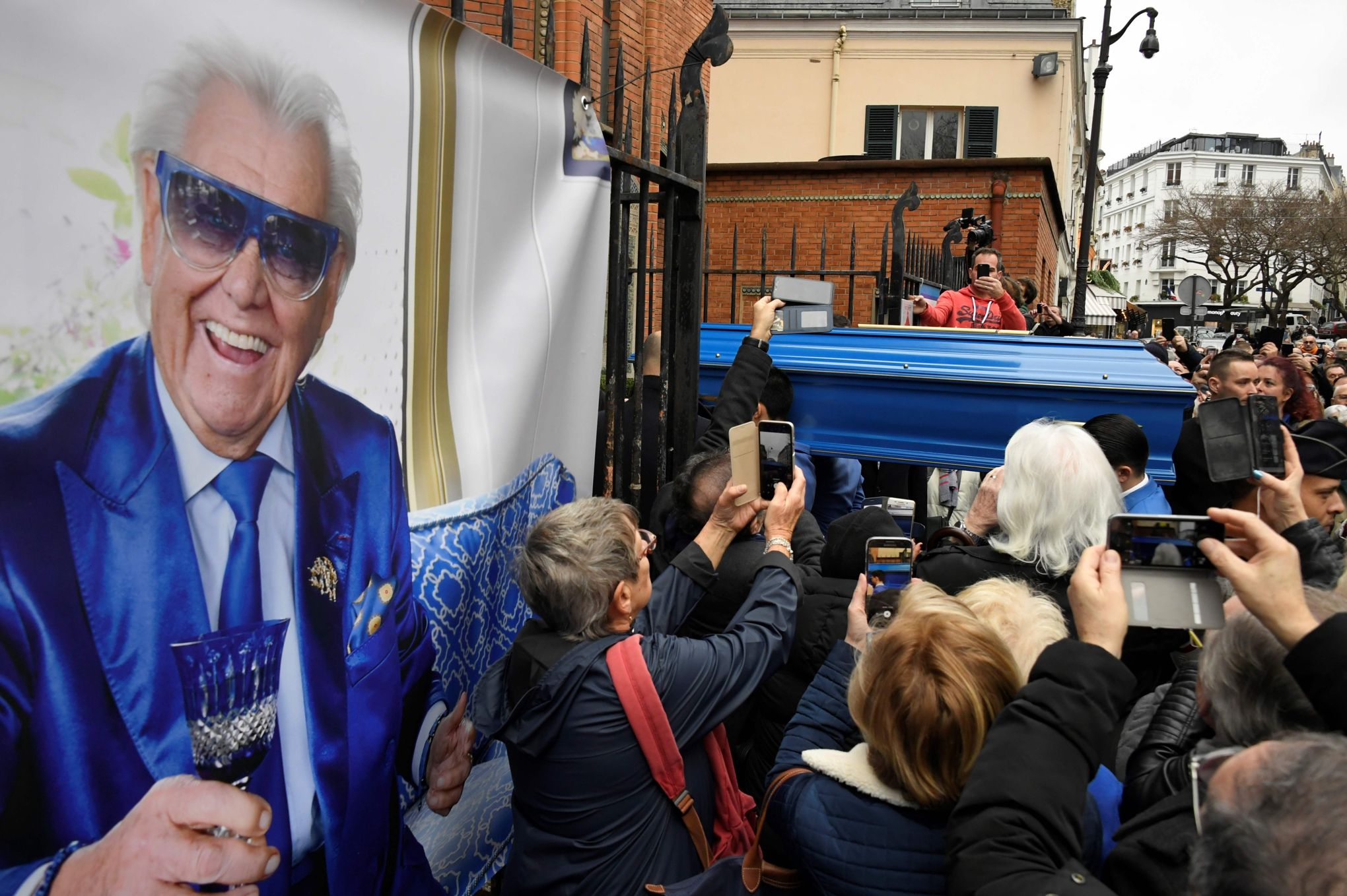 Pour dire adieu à Michou, Montmartre se repeint en bleu et en larmes