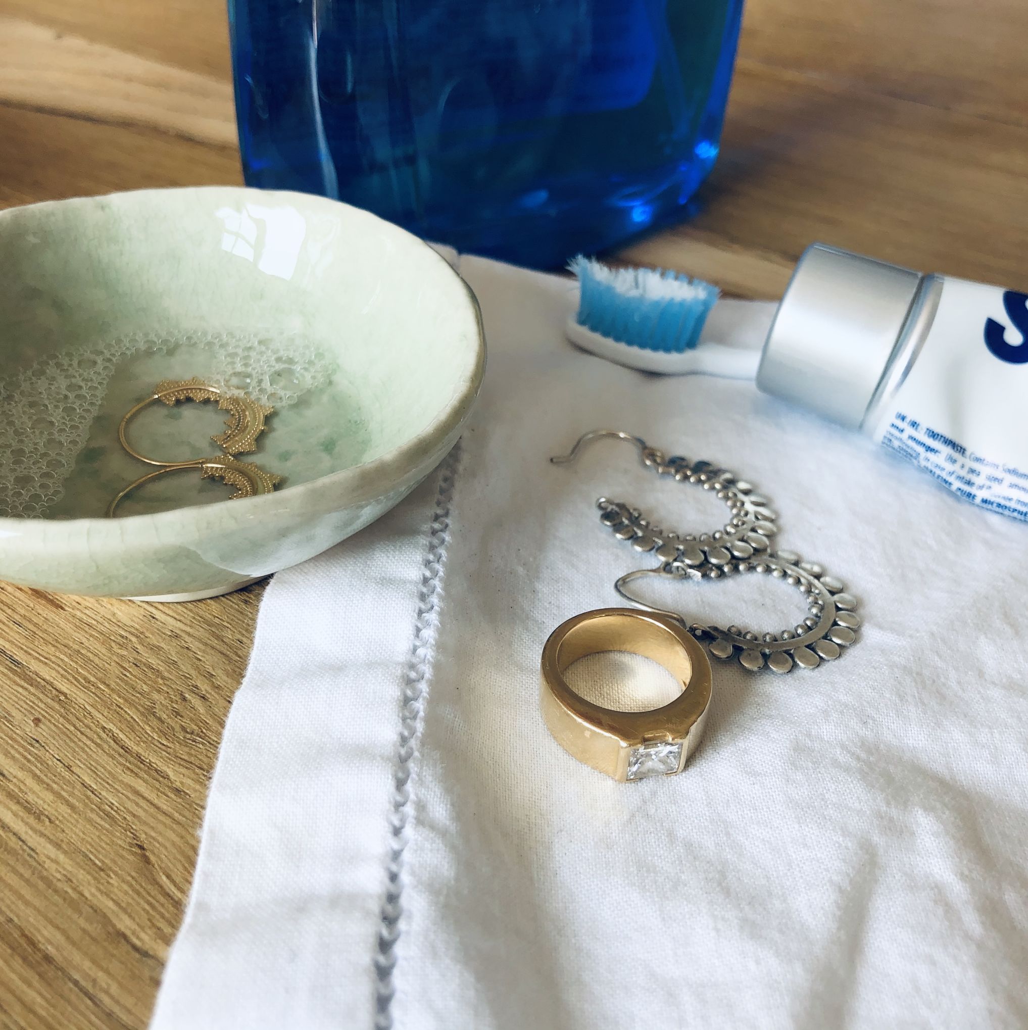 11 astuces redoutables pour nettoyer des bijoux en or