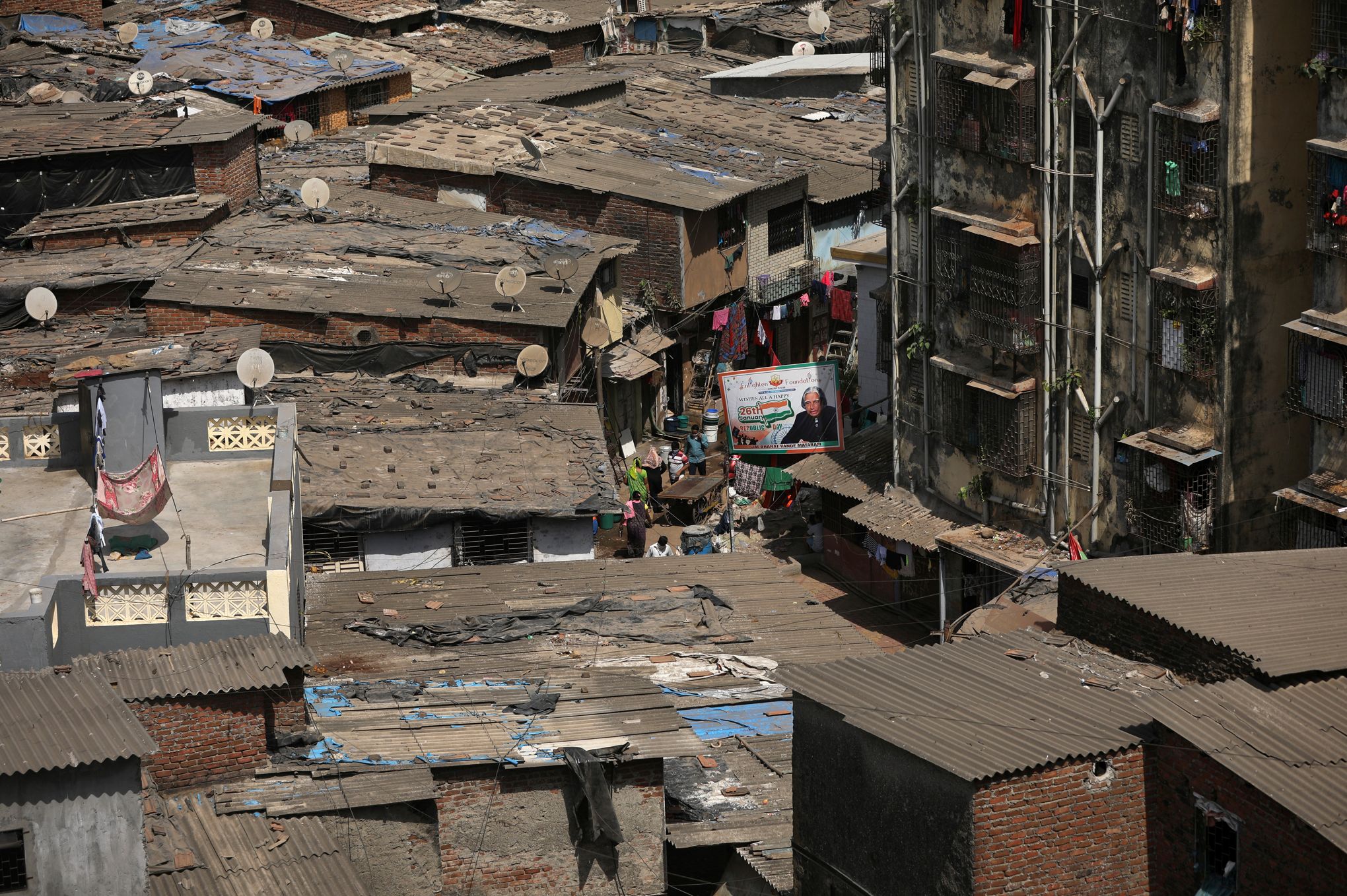 L Etouffant Confinement Du Plus Grand Bidonville Indien