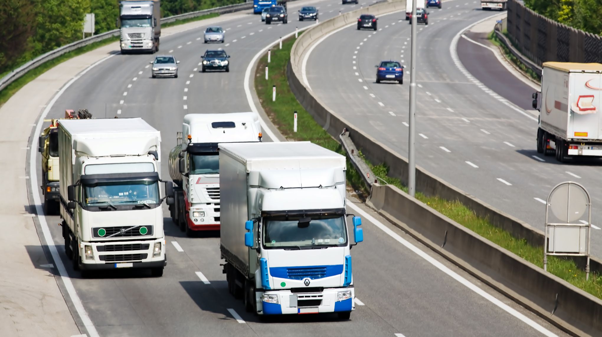 Angle mort : l'autocollant obligatoire sur les camions, c'est officiel ! -  FranceRoutes