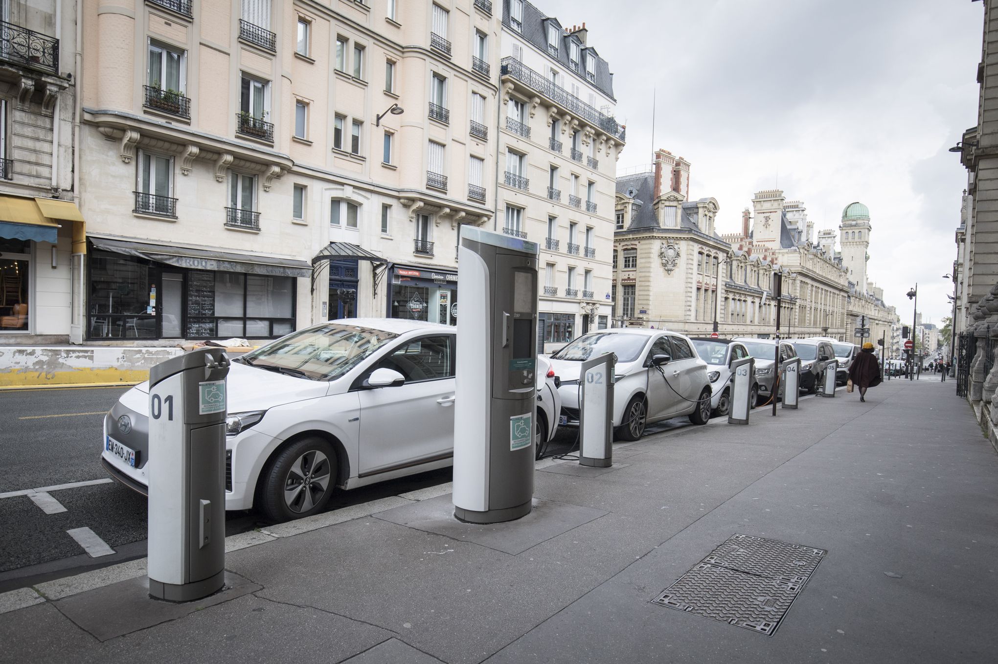 Voitures électriques : l'objectif des 100 000 bornes de recharge enfin  atteint - Le Parisien