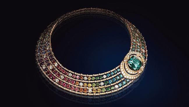 Haute joaillerie: des histoires en or, pavée de pierres multicolores, ont illuminé la place Vendôme cette semaine