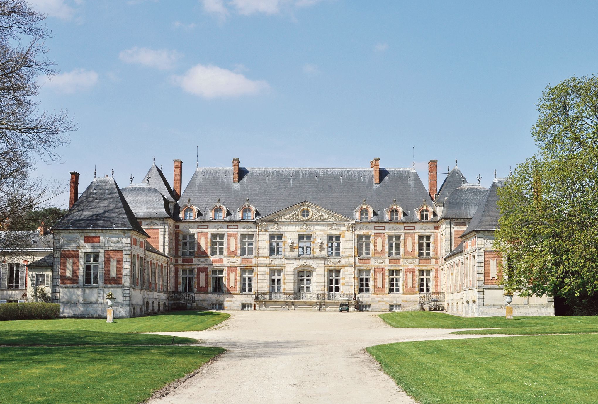 À vendre château de Courson, avec parc de 45 hectares…