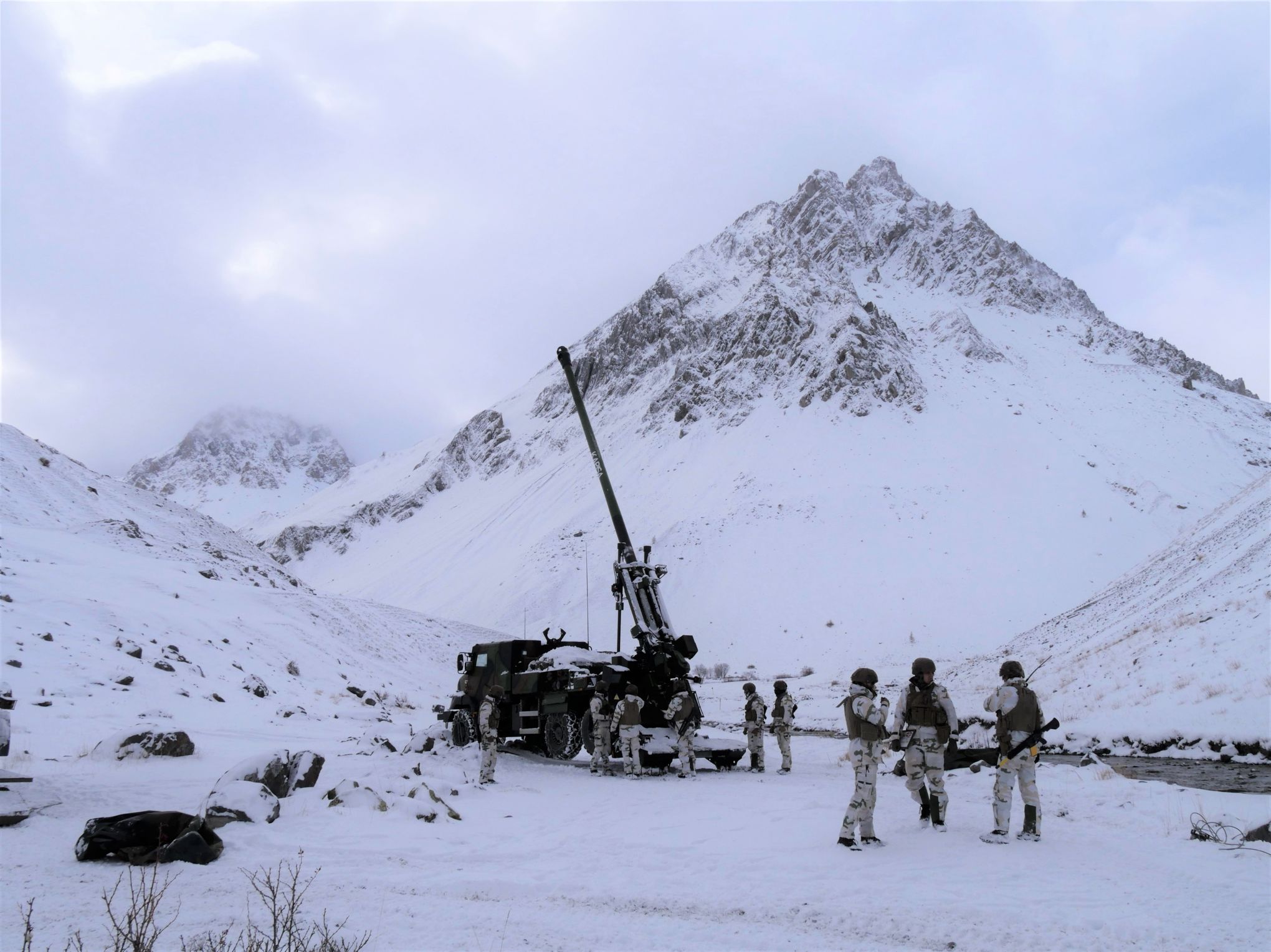 En exercice avec les troupes de montagne aux confins des Alpes