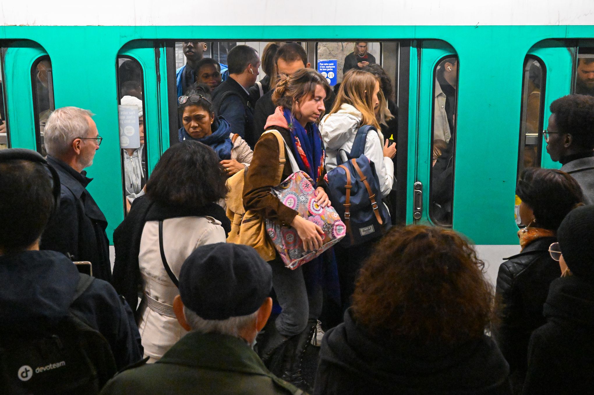 À chaque fois, je m'attends à un problème»: les usagers du métro parisien  sont à bout