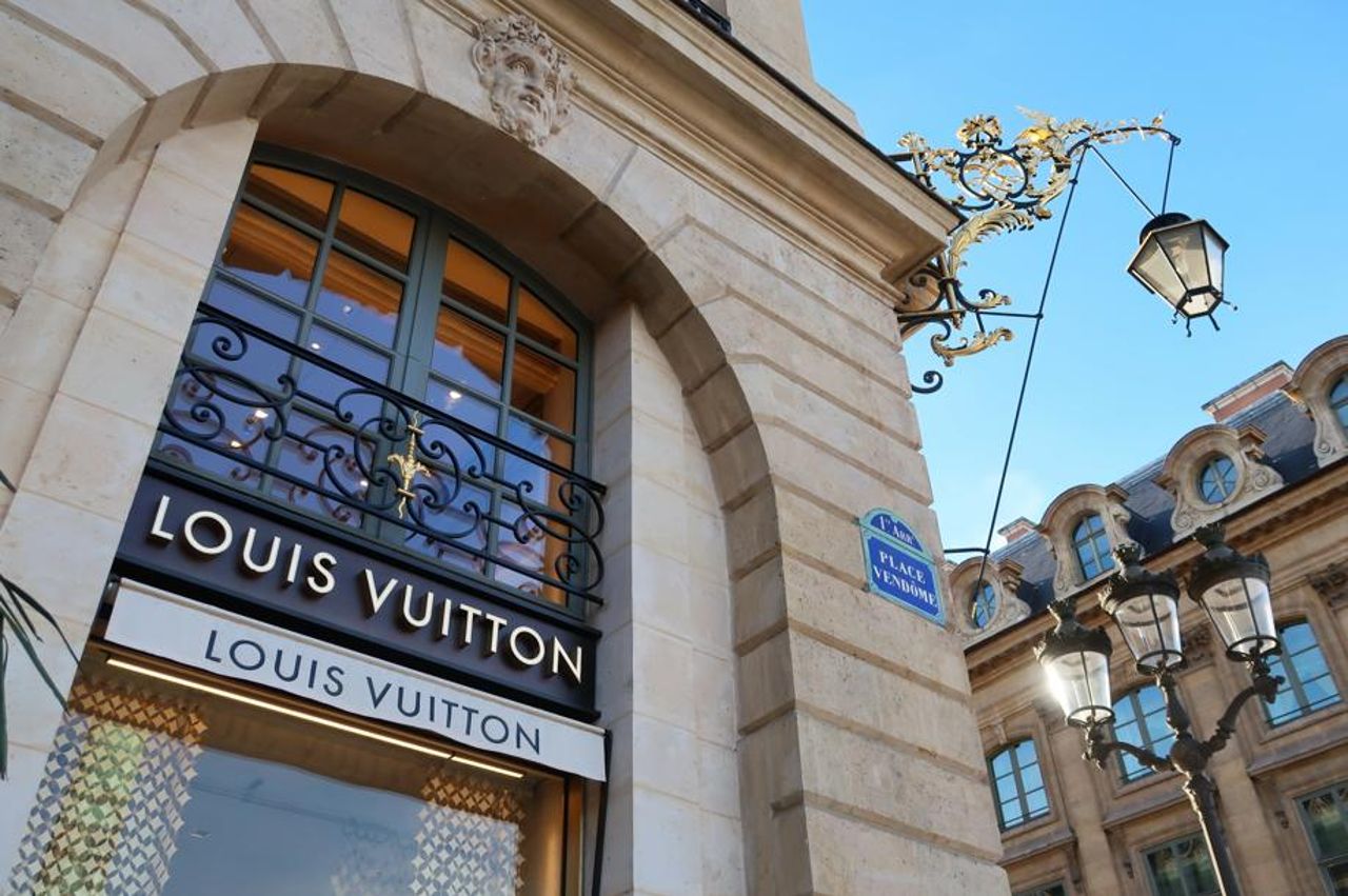 Action LVMH : Est-ce qu'il faut investir dans le luxe en 2023 ?