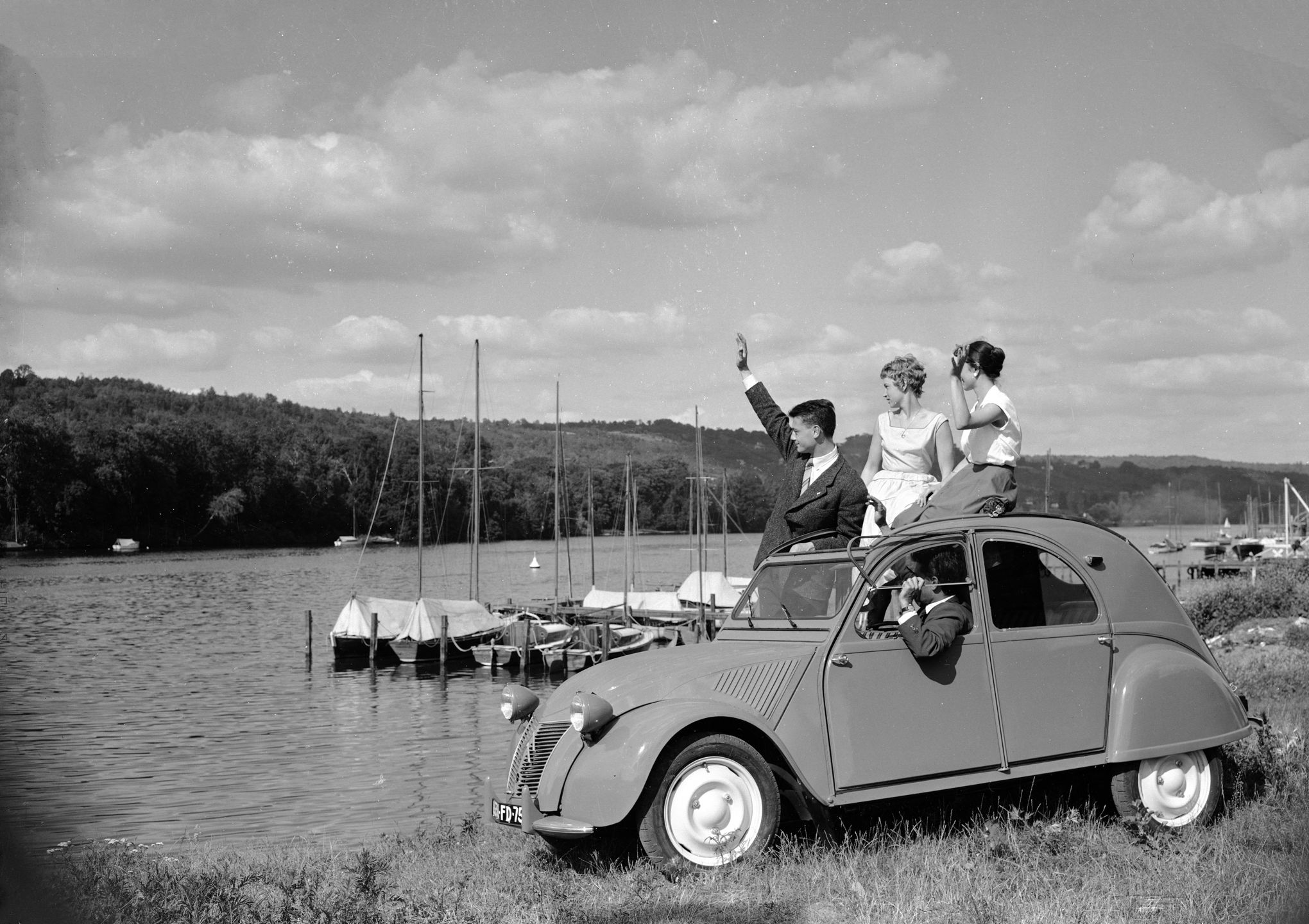 Citroën 2 CV : elle fête ses 70 ans mais aurait dû être plus âgée ! -  Challenges