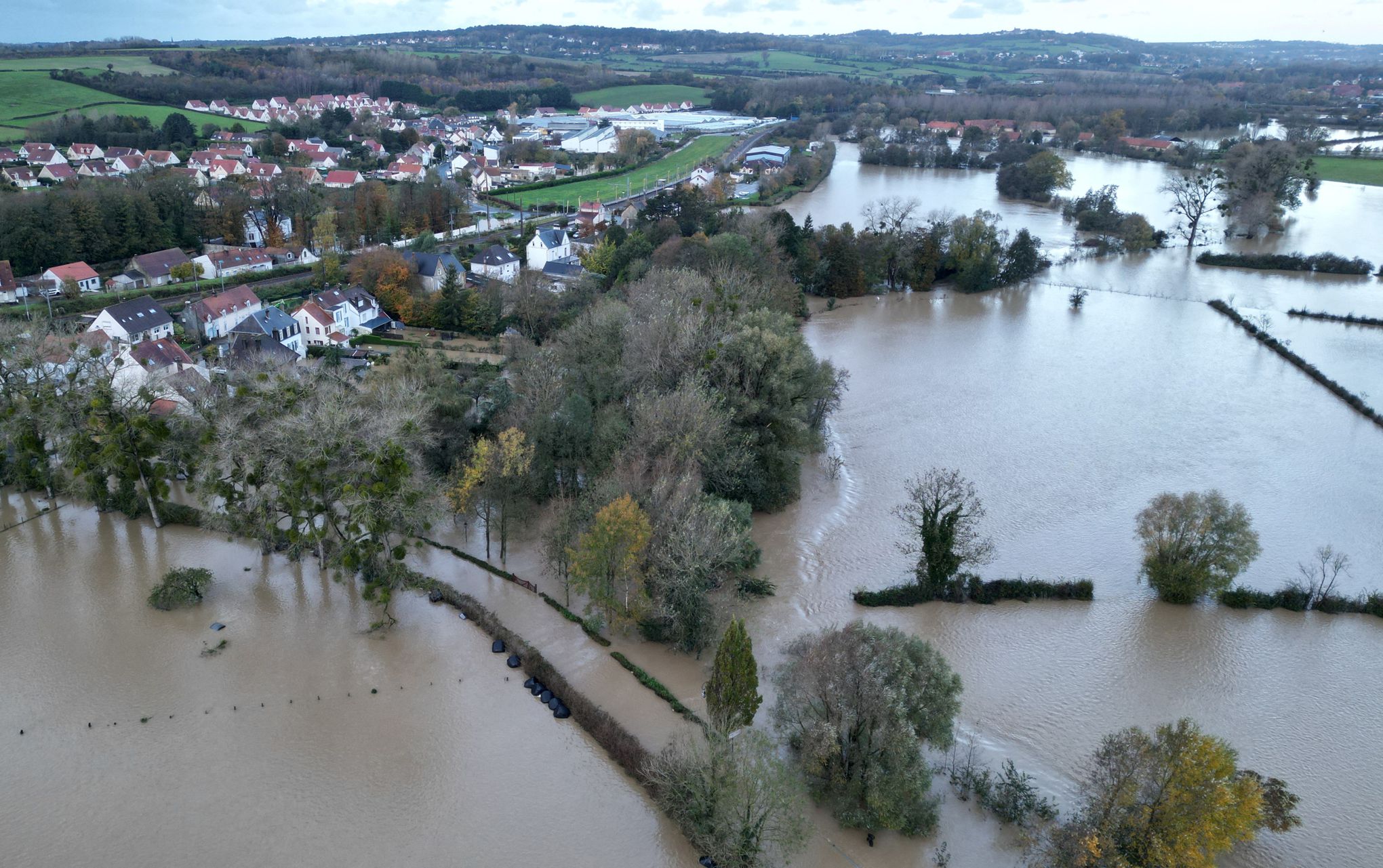 Inondations : beaucoup d'eau chez Renault à Longfossé, et ça pourrait  durer - La Voix du Nord