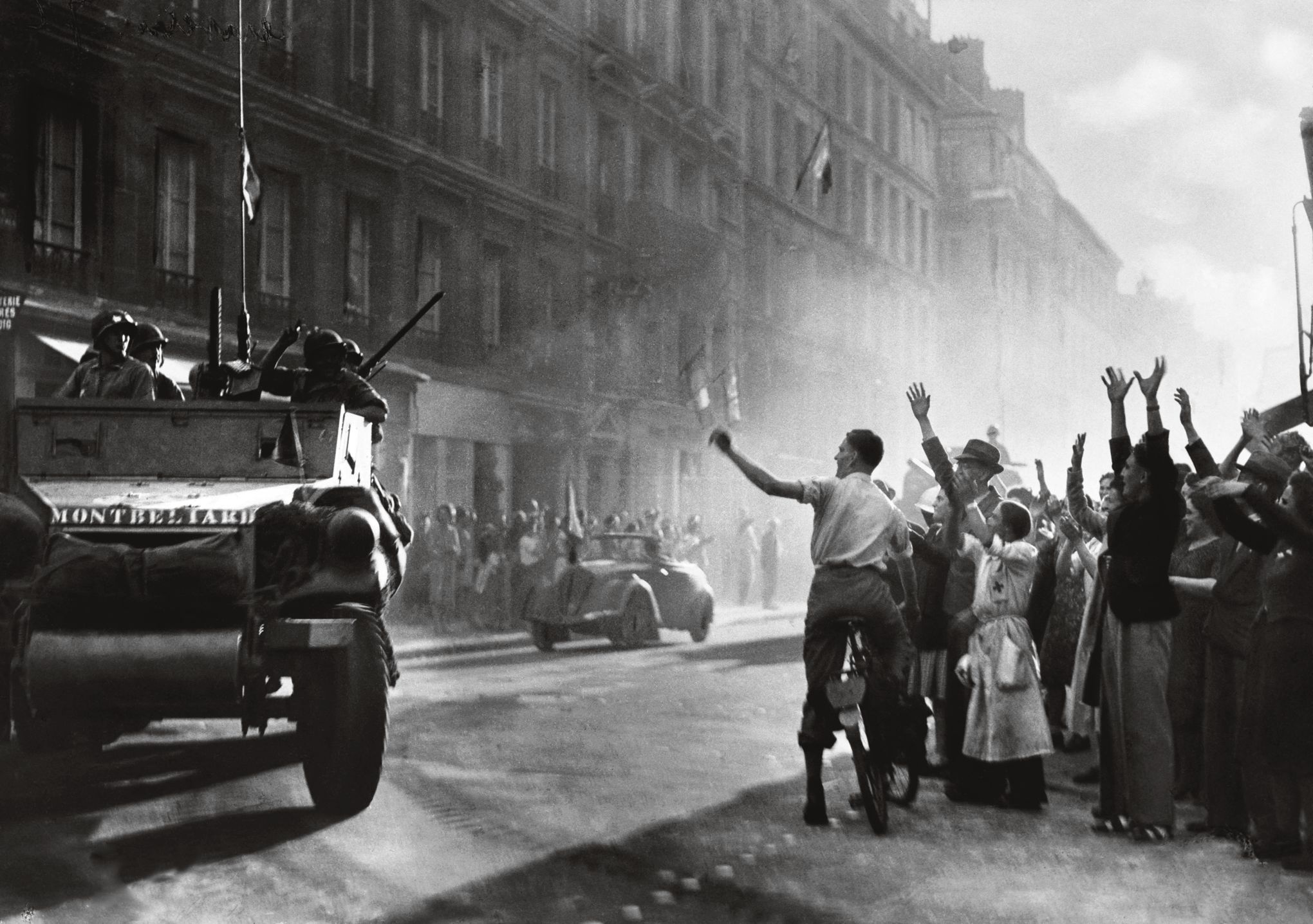 Présence américaine, soulèvement populaire, rôle du PCF... Antony Beevor contre les idées reçues sur la Libération de Paris