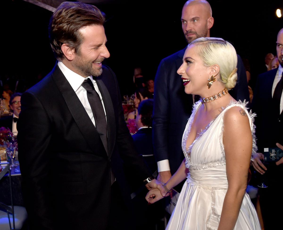 Bradley Cooper s'invite sur scène pour un duo surprise avec Lady Gaga