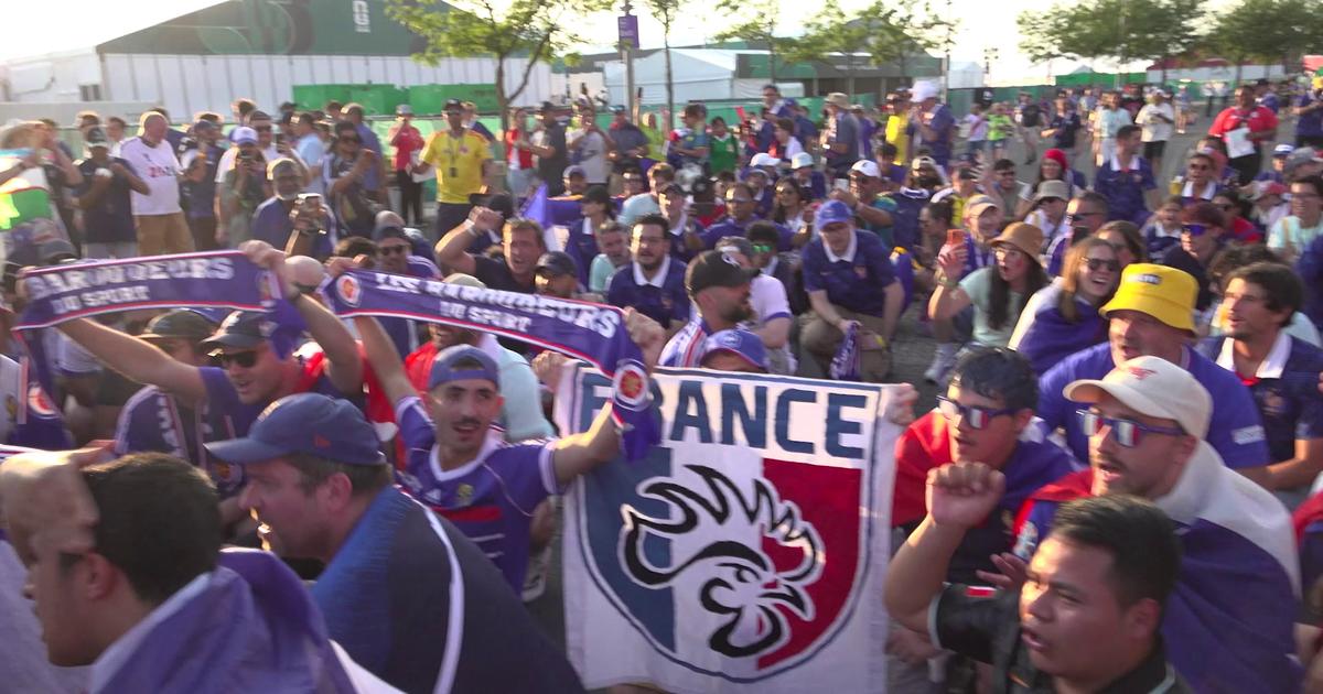 Coupe du monde: la joie des supporters français après la victoire des Bleus face à la Suède