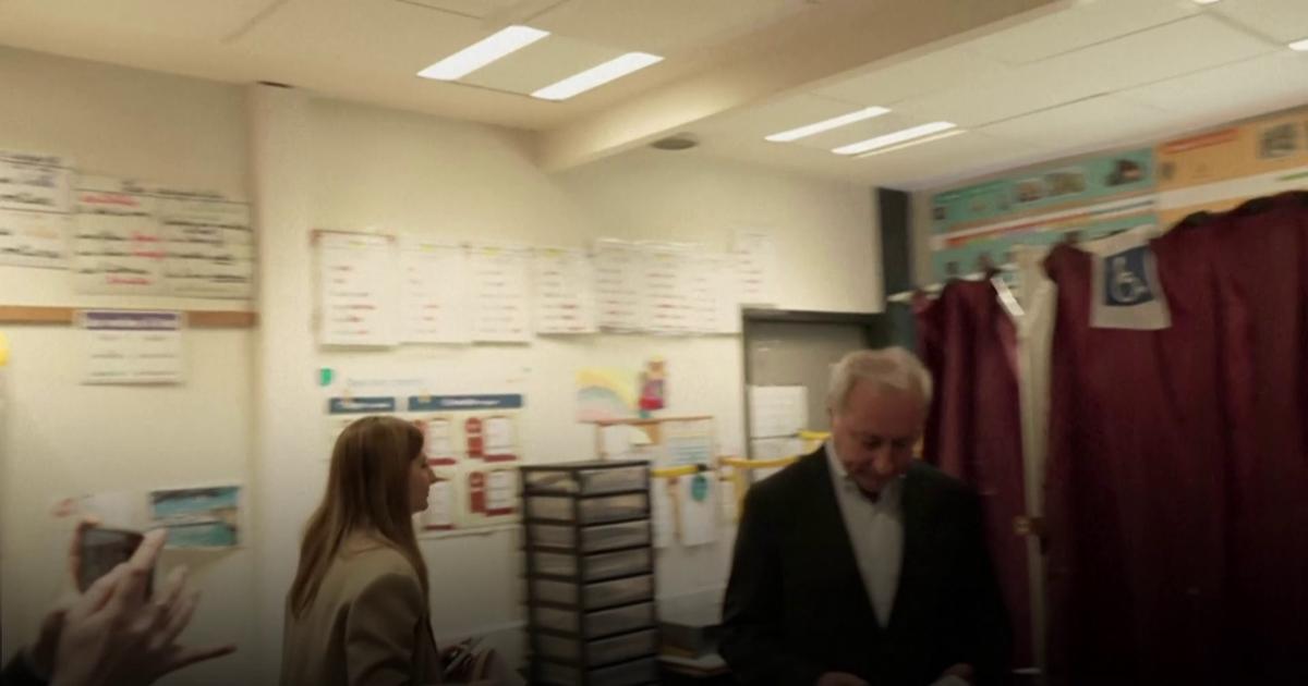 Municipales: le maire sortant et candidat Jean-Luc Moudenc vote à Toulouse