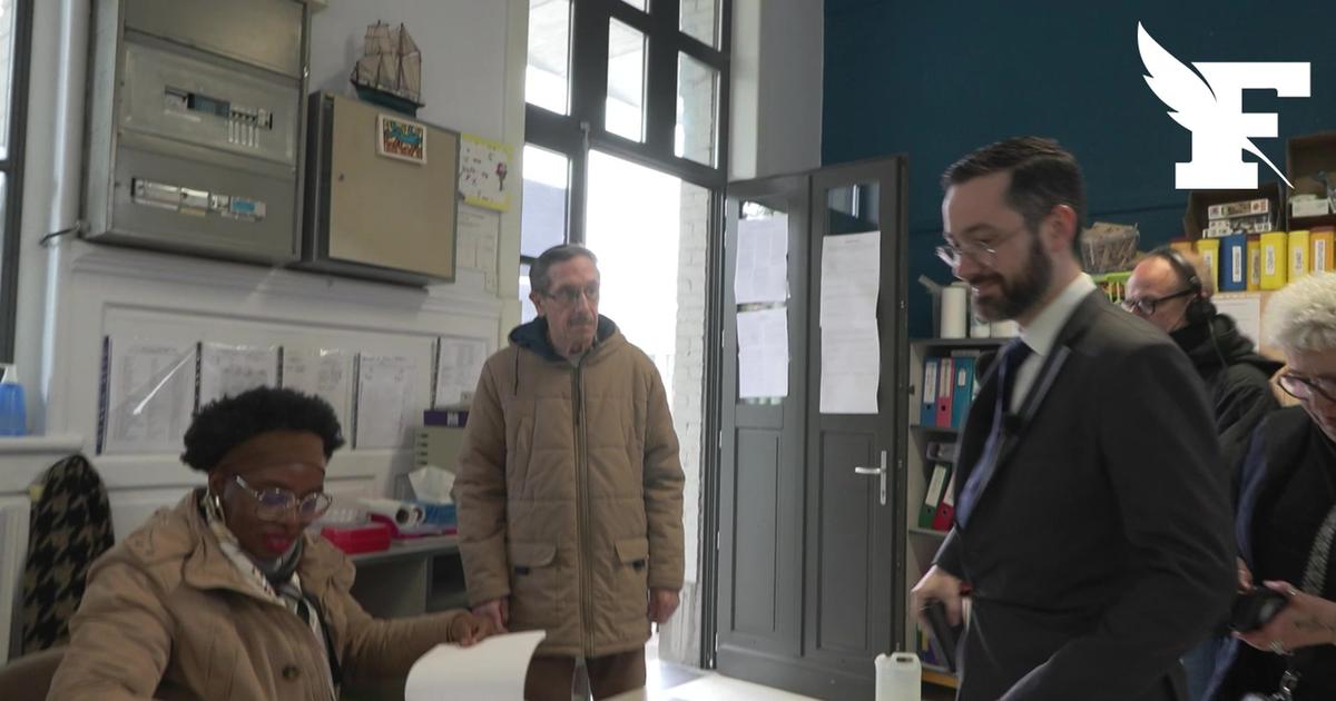 David Guiraud, candidat LFI pour la mairie de Roubaix, vote lors du second tour