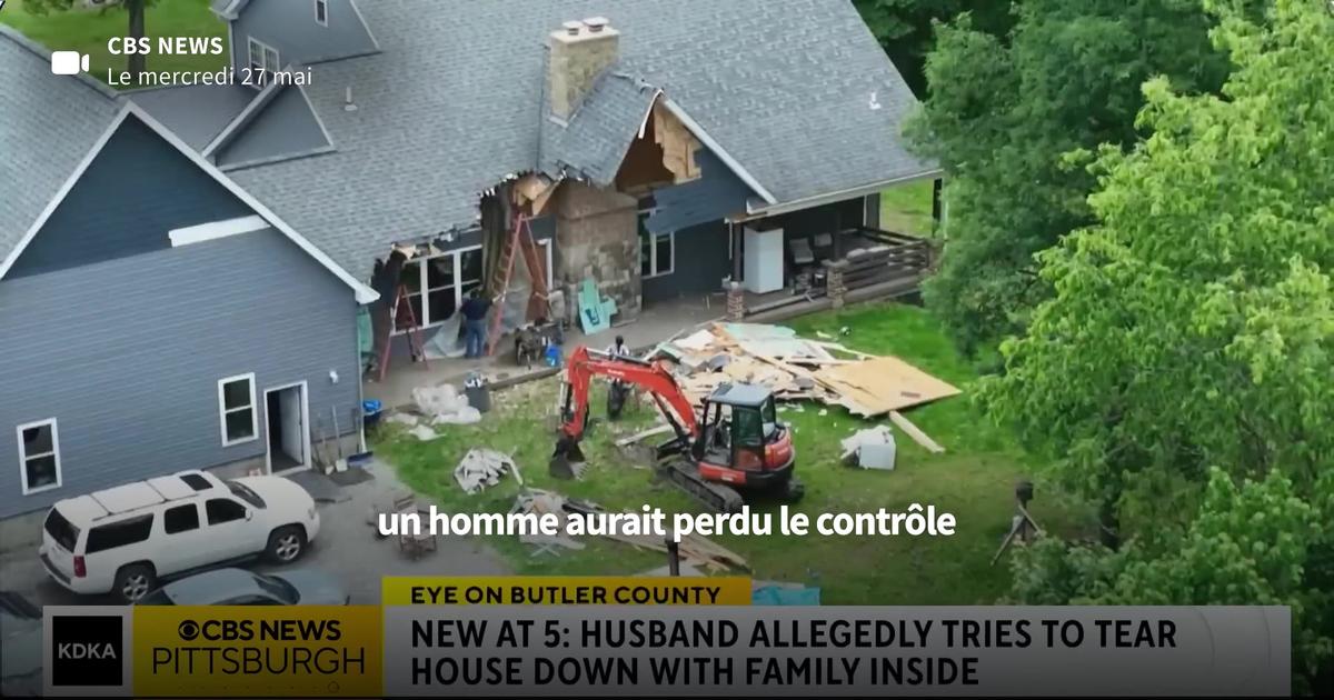 États-Unis: les images d'un homme en train de détruire sa maison à coups de pelleteuse après la demande de divorce de sa femme