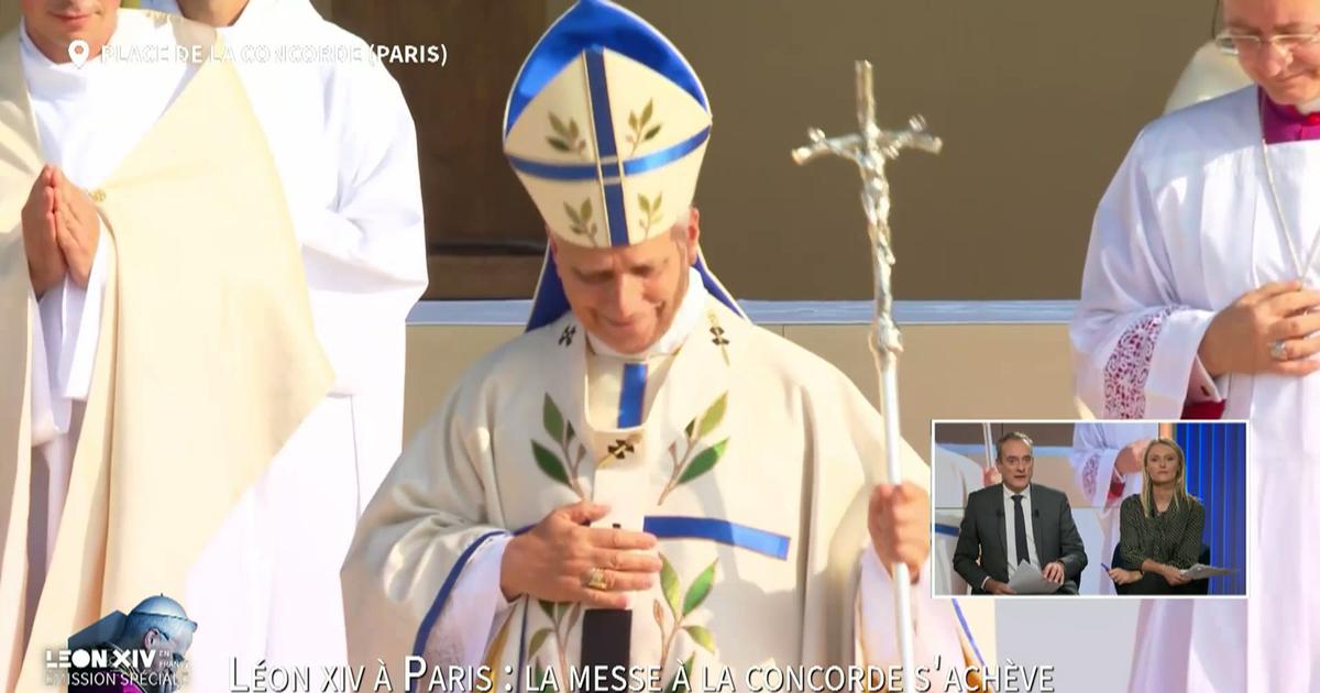 La messe est terminée, le pape Léon XIV quitte la place de la Concorde