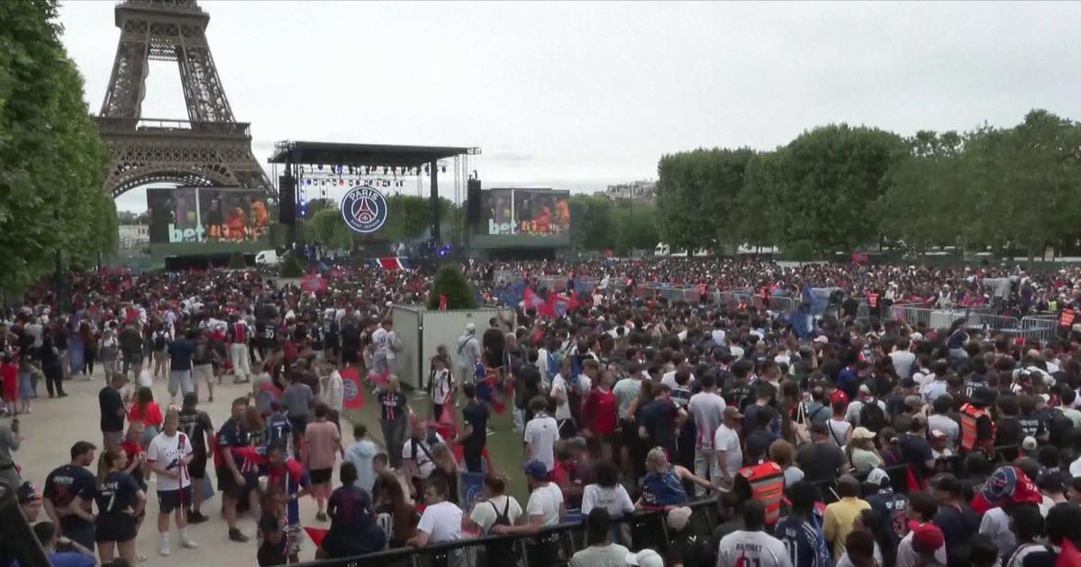Victoire du PSG: les images des supporters réunis sur le Champ-de-Mars