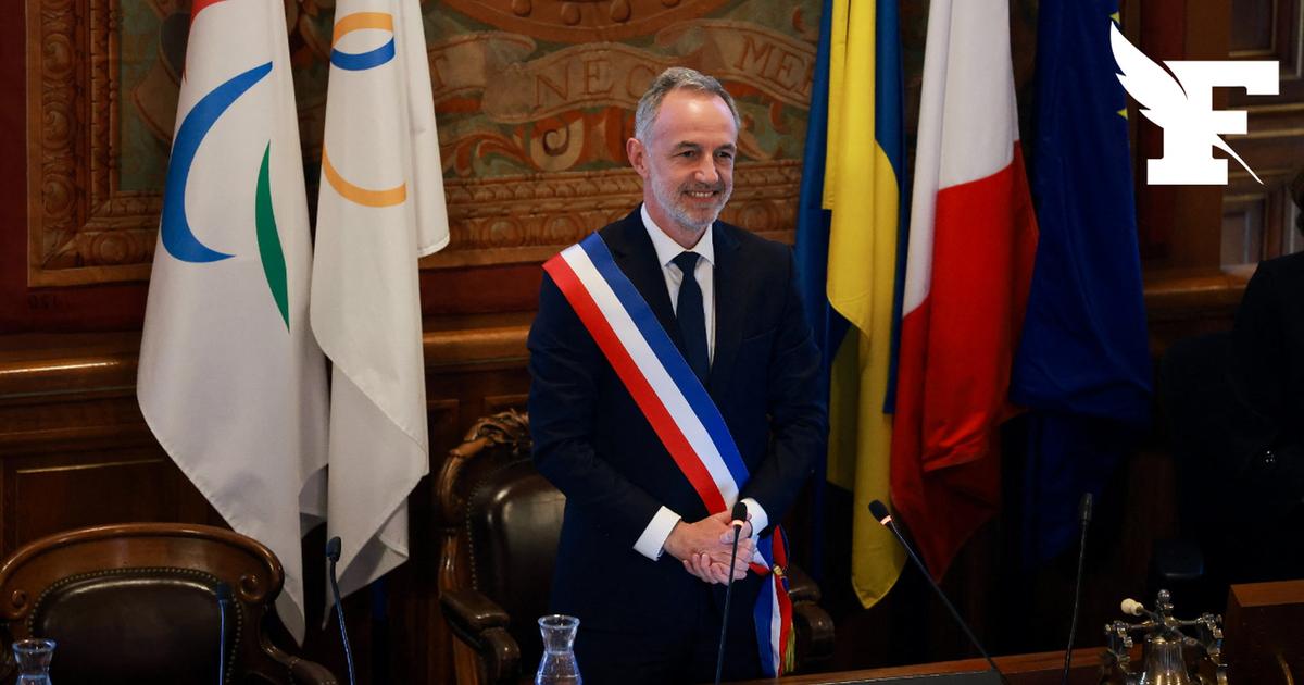 Les images d'Emmanuel Grégoire recevant l'écharpe de maire à l'hôtel de ville de Paris