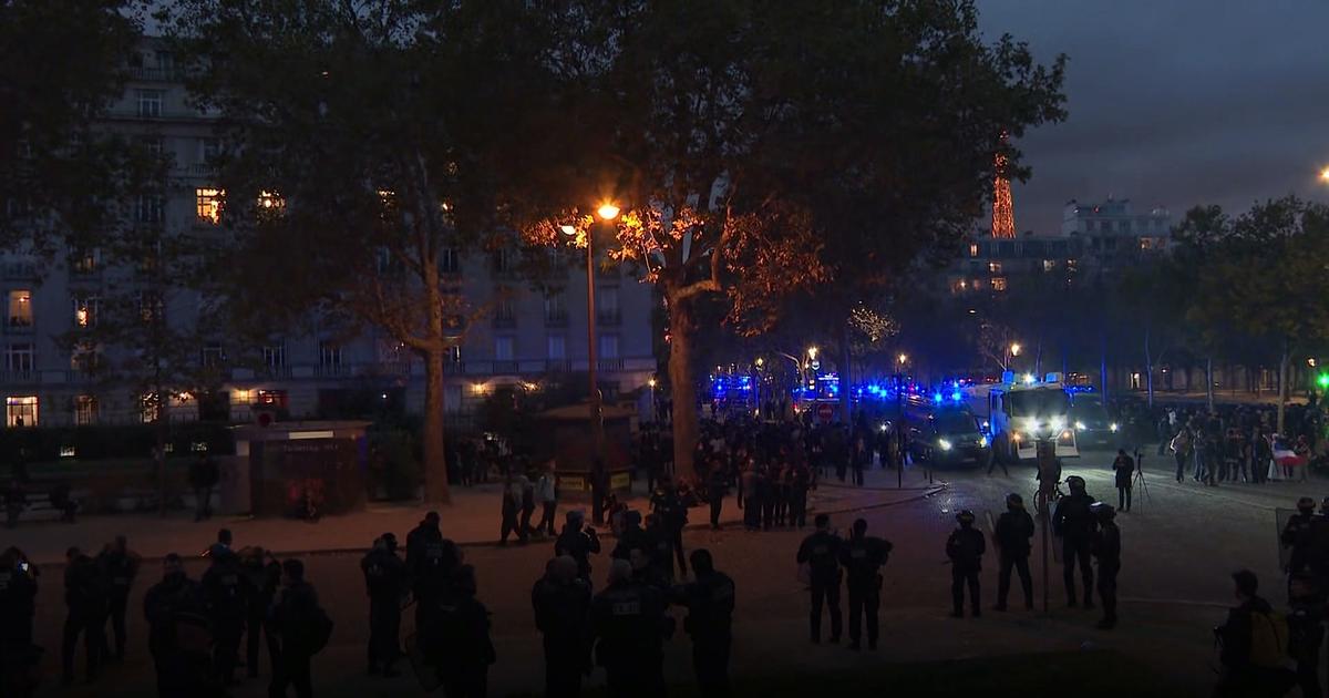 Colère des lycéens : les policiers toujours sur place aux Invalides