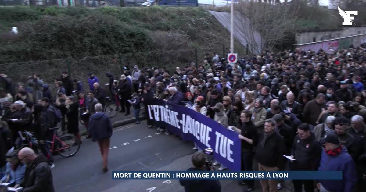 Marche pour Quentin Deranque: les manifestants entament le chant «La Ligue noire» sur le lieu du lynchage du militant
