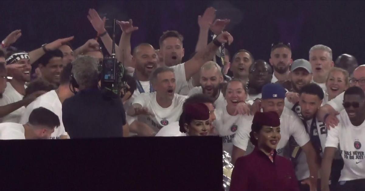 Victoire du PSG: les joueurs soulèvent le trophée face aux supporters en délire au Parc des Princes