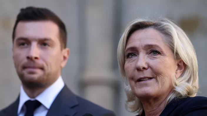 Marine Le Pen et Jordan Bardella sortent de leur entretien avec Sébastien Lecornu