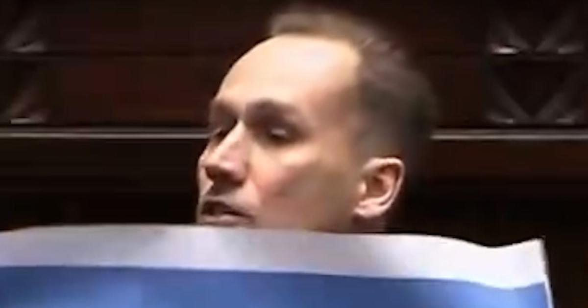 Pologne: un député brandit un drapeau d'Israël marqué d'une croix gammée