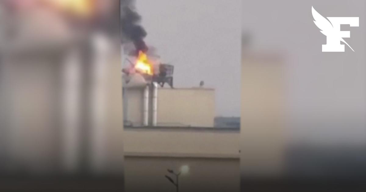 Incendie et panache de fumée à l'ambassade américaine de Bagdad après une frappe