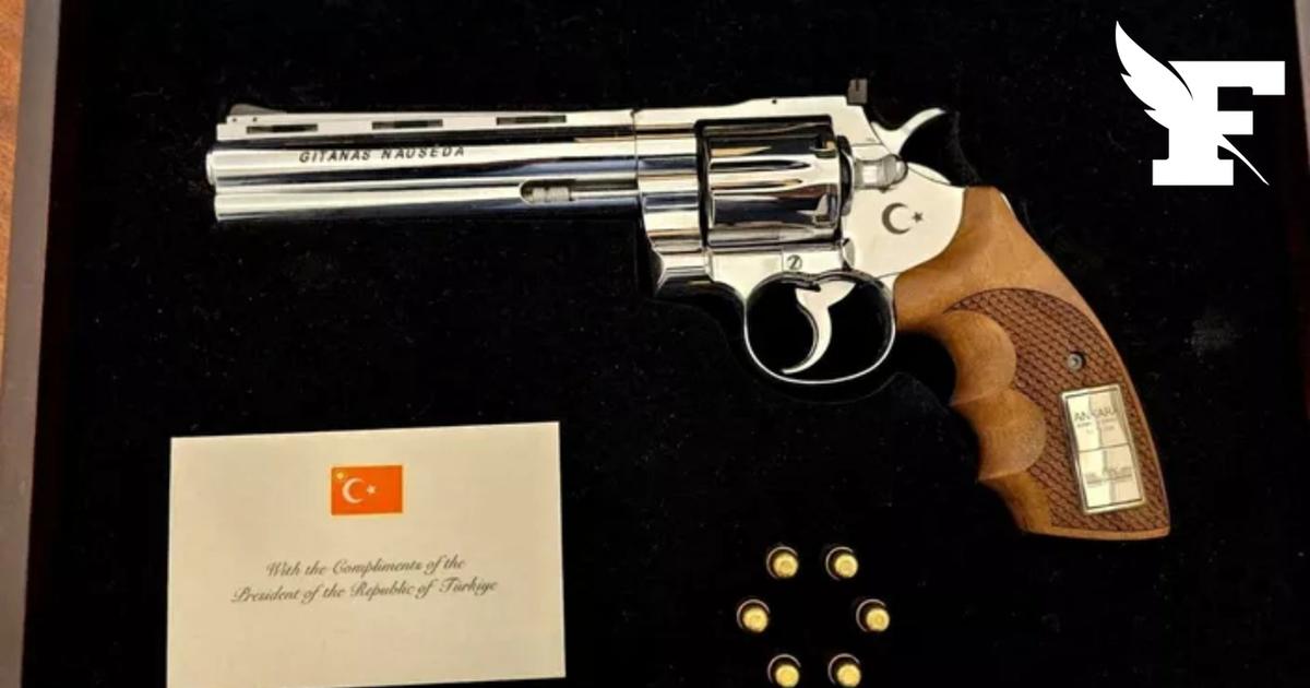 Les dirigeants des pays de l'Otan reçoivent en cadeau... un revolver et six balles de la part du président turc