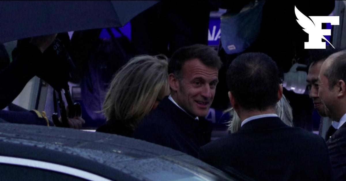 Les images de l'arrivée d'Emmanuel Macron au Japon sous la pluie