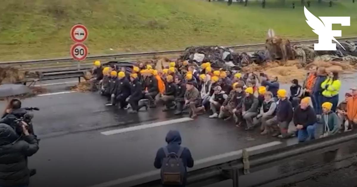 Des agriculteurs posent le genou à terre et entonnent la Marseillaise face aux gendarmes à Brive