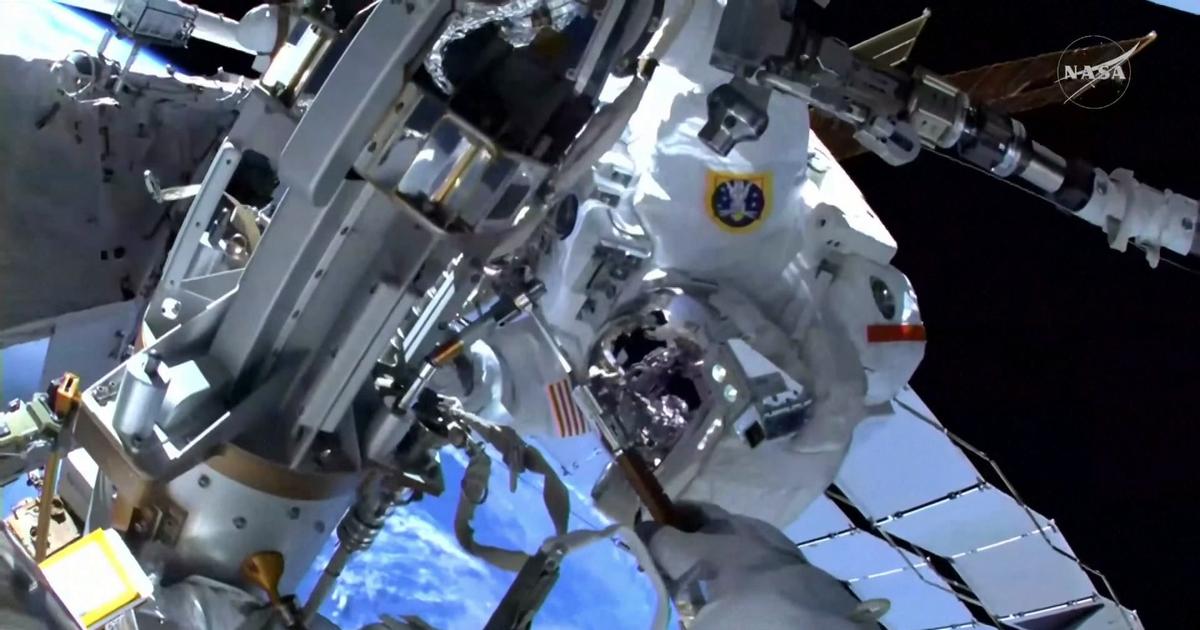 Sophie Adenot et Anil Menon retirent l’ancienne antenne de l’ISS