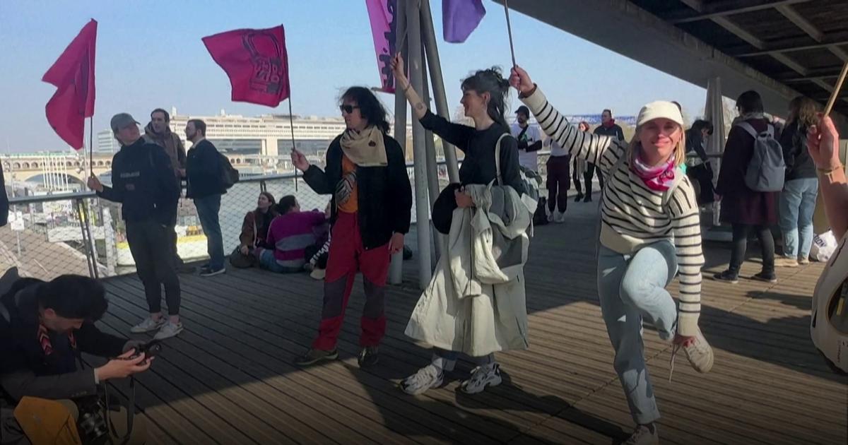 Paris : des militants d'Extinction rebellion occupent une passerelle à la veille des élections municipales