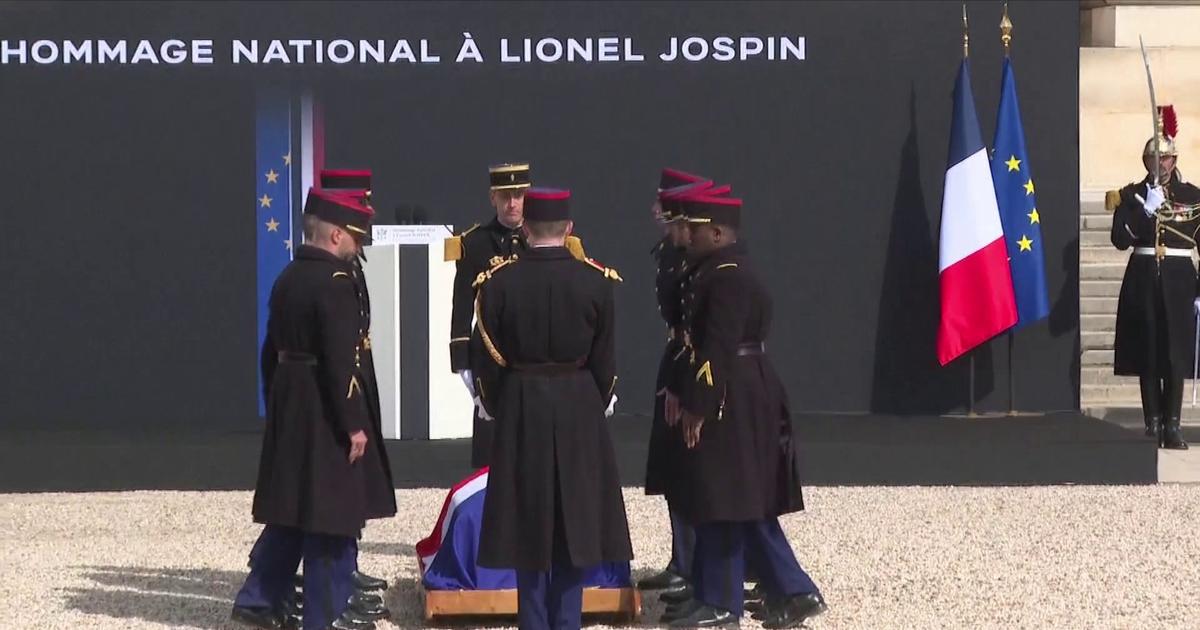 Le cercueil de Lionel Jospin quitte les Invalides au son de la sonnerie aux morts