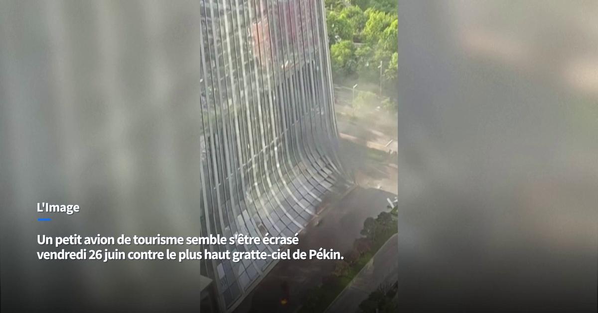 Chine : les images d'un crash d'un petit avion dans un tour à Pékin