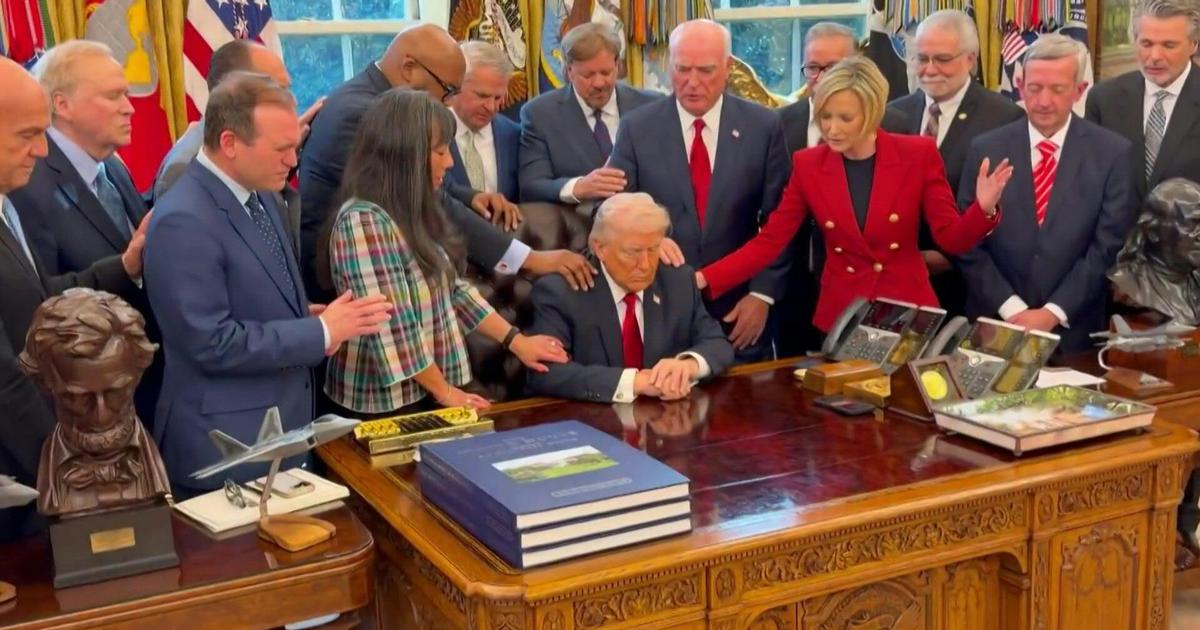 Donald Trump en pleine prière avec des religieux