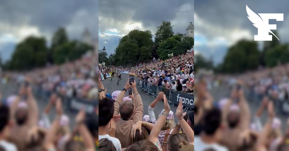 Tour de France: les images des coureurs acclamés par la foule dans les rues de Montmartre
